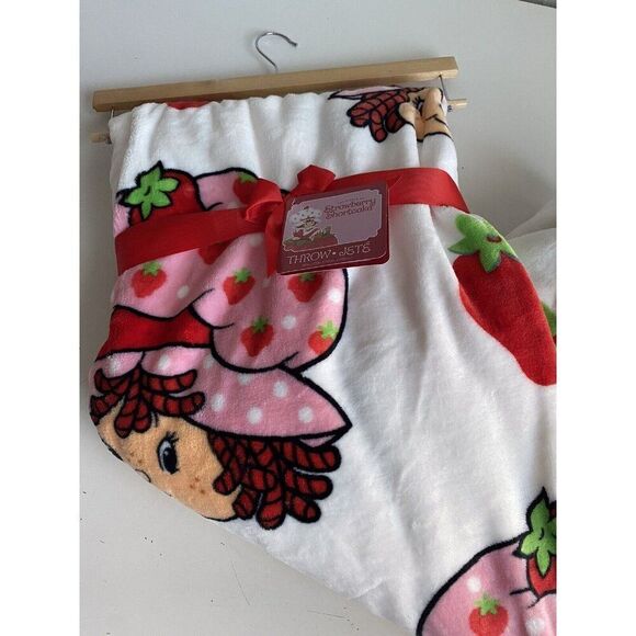 Strawberry Shortcake 60 X 70” Soft Plush Soft Throw Blanket Pink Red Face NEW - Picture 3 of 14